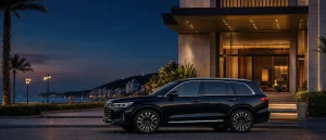 Xe taxi 7 chỗ màu đen trước khách sạn ven biển tại Vũng Tàu