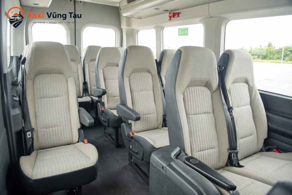 Ford Transit 16 chỗ có nội thất đầy đủ và ghế ngồi êm
