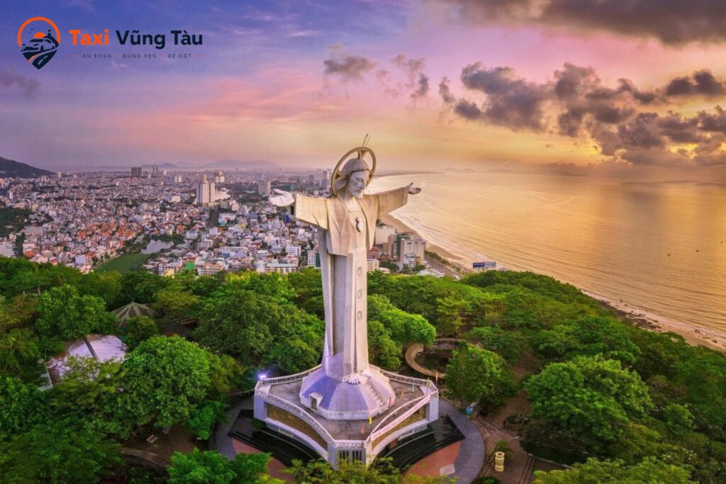 Quý khách có thể tham quan Tượng Chúa Kitô Vua khi đến Vũng Tàu