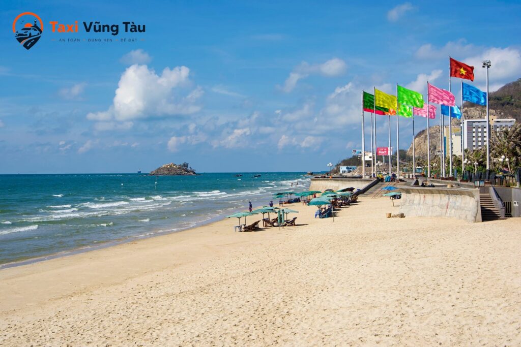 Bãi Sau Vũng Tàu thu hút du khách bởi bãi cát dài mịn, làn nước trong xanh