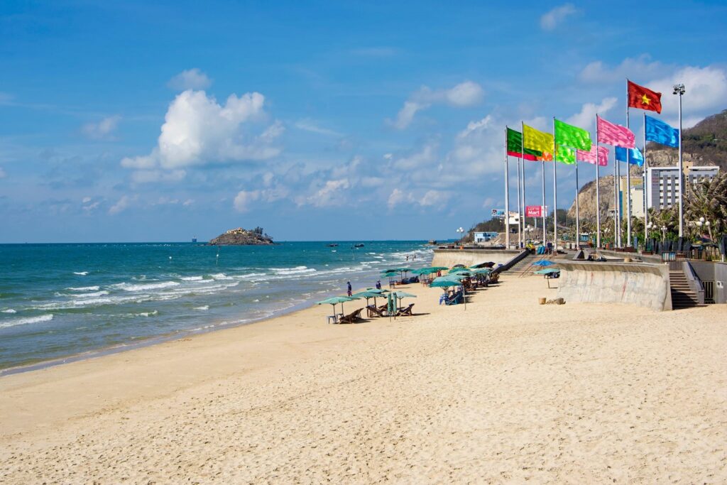 Bãi Sau Vũng Tàu thu hút du khách bởi bãi cát dài mịn, làn nước trong xanh Bãi Sau Vũng Tàu thu hút du khách bởi bãi cát dài mịn, làn nước trong xanh