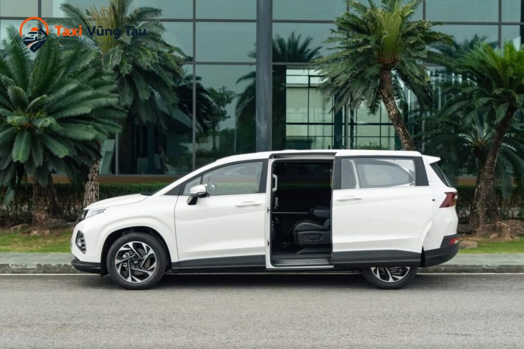 Không gian xe 7 chỗ rộng và hàng ghế linh hoạt